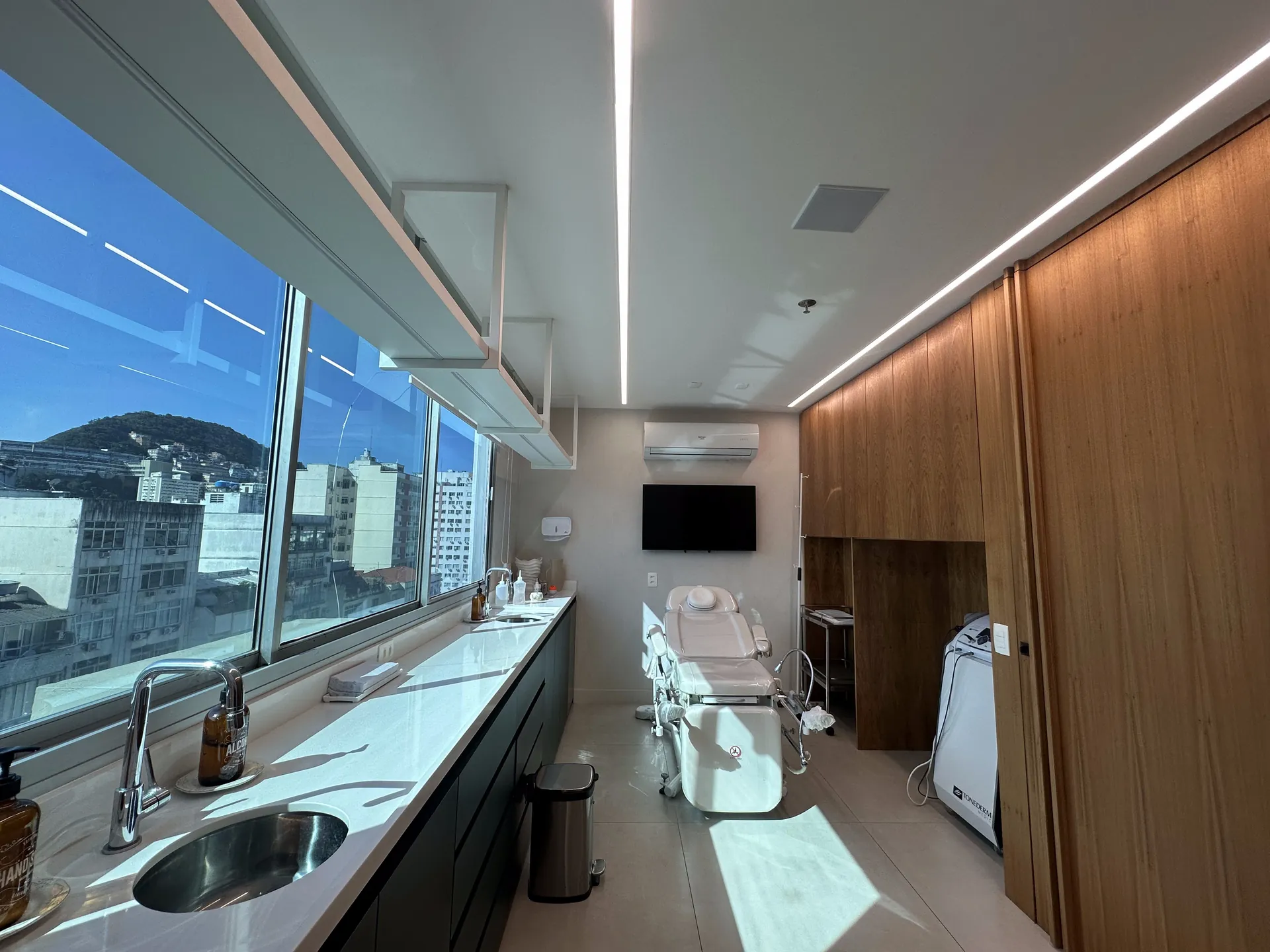 Sala de procedimentos com vista de Ipanema
