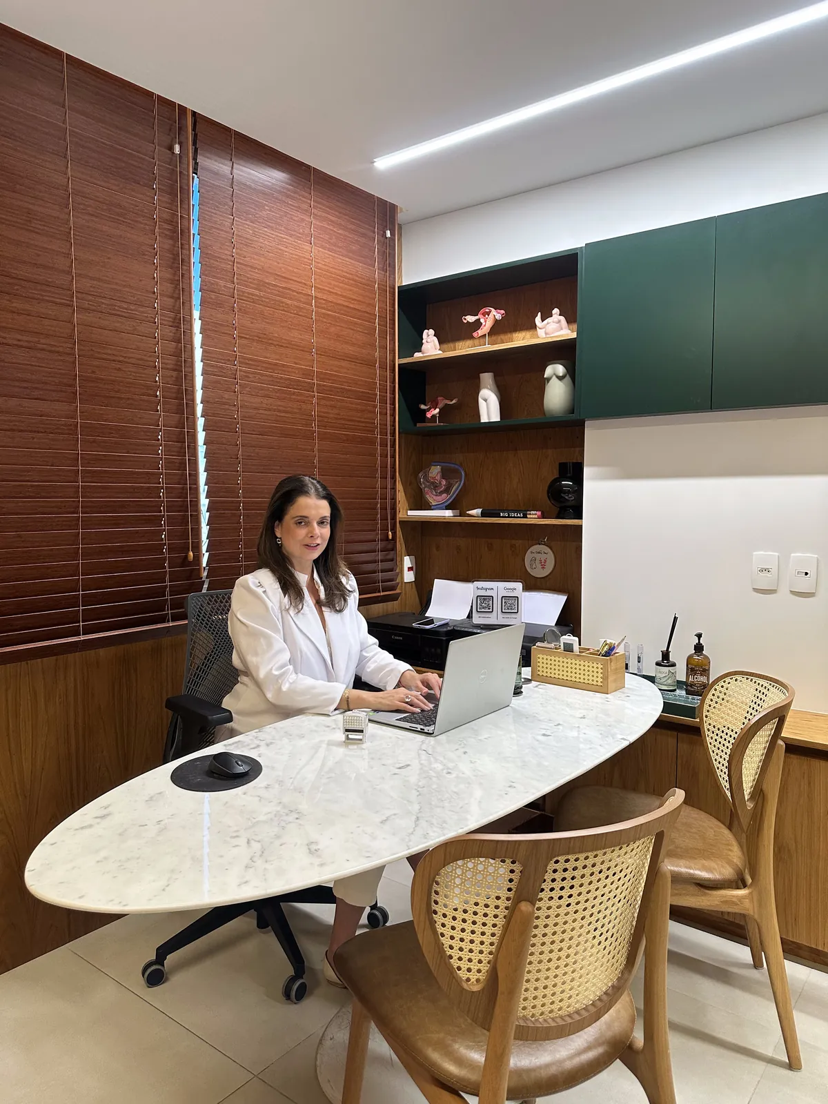 Dra. Débora atendendo